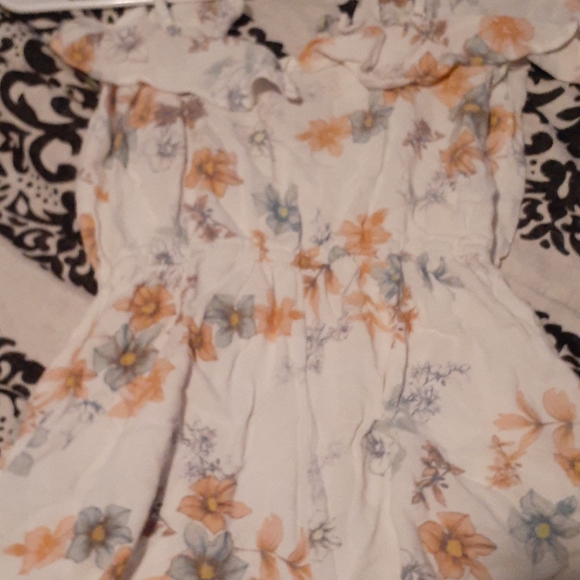 Kendall & Kylie Floral Romper - Picture 3 of 3